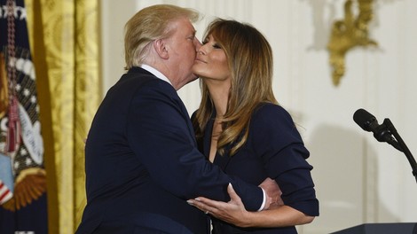 Melania Trump s svojim govorom tako raznežila Donalda Trumpa, da jo je poljubil pred vsemi