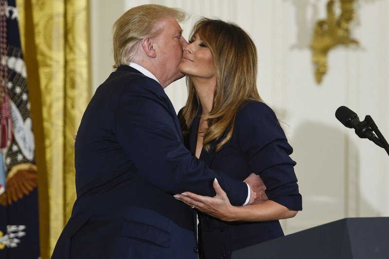 Melania Trump s svojim govorom tako raznežila Donalda Trumpa, da jo je poljubil pred vsemi (foto: Profimedia)