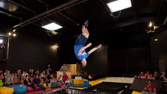 Legenda trampolinanja Greg Roe navdušil v parku Woop!