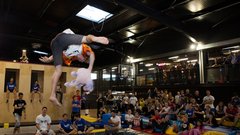 Legenda trampolinanja Greg Roe navdušil v parku Woop!