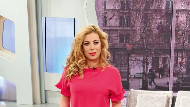 Voditeljica Ana Tavčar Pirkovič zna izpostaviti svojo ženstvenost (foto: Sport TV)