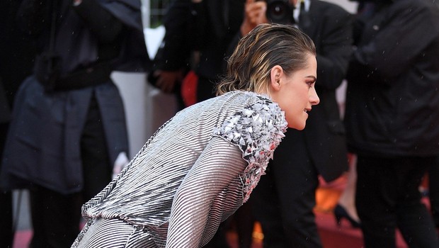 Kristen Stewart v Cannesu bosa na rdeči preprogi (foto: Profimedia)