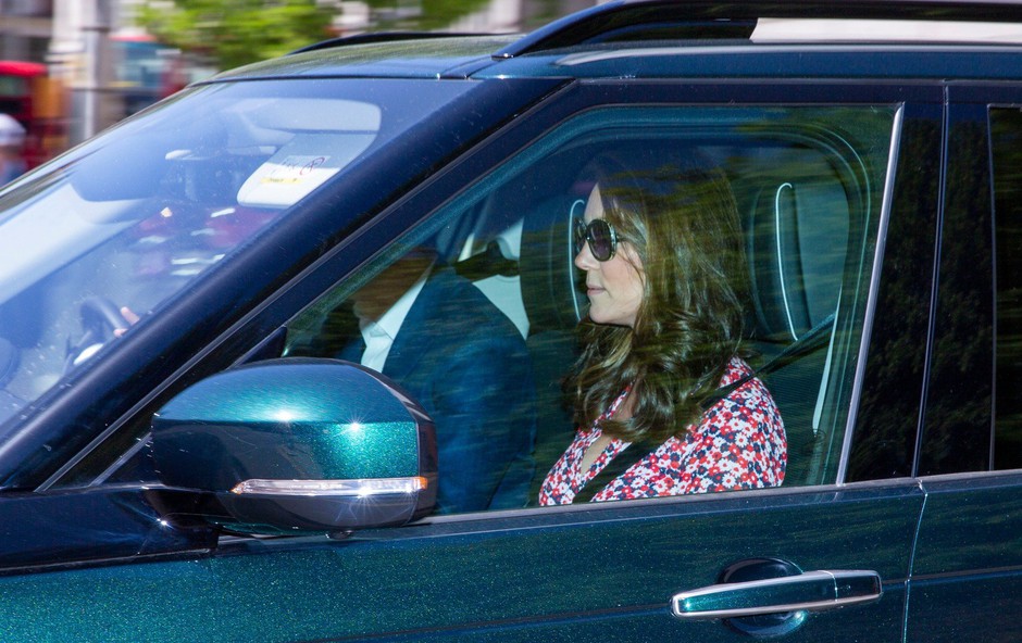Fotografi prvič po porodu v objektiv ujeli Kate Middleton (foto: Profimedia)