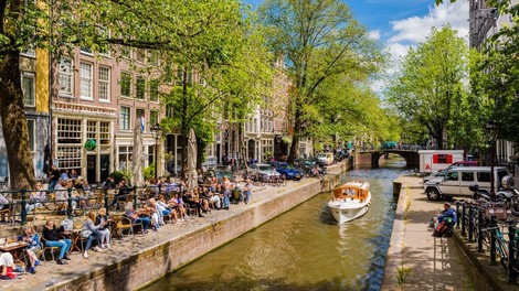 V Amsterdamu načrtujejo prepoved storitve Airbnb in povišanje turistične takse