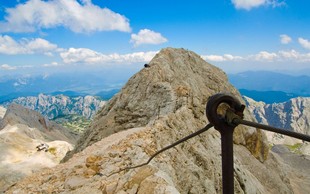 V gorski nesreči pri vzponu na Triglav umrl plezalec