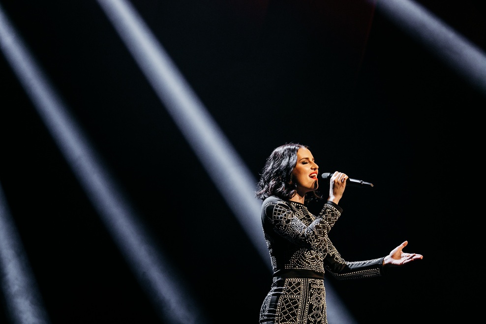 S svojo glasbo je udeležence razveselila Maja Keuc ...