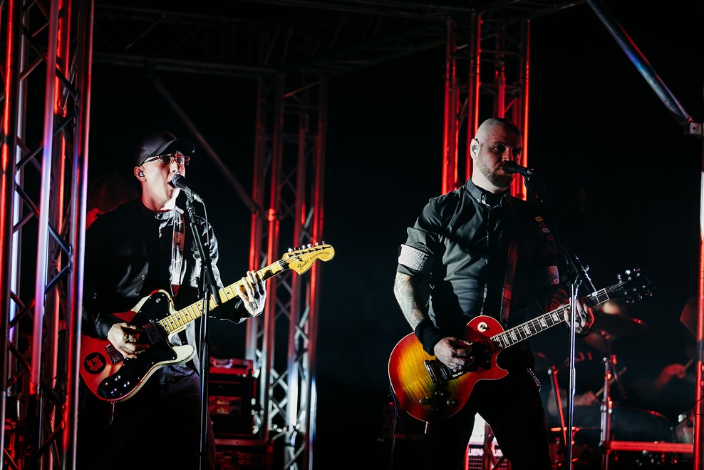 Svoje so k spektaklu dodali tudi glasbeniki zasedbe Siddharta, ki so moči združili s Perpetuum Jazzile, nastopili pa so tudi ...