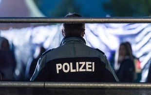 Osumljenec, ki je priznal umor svoje matere v Švici, že v priporu
