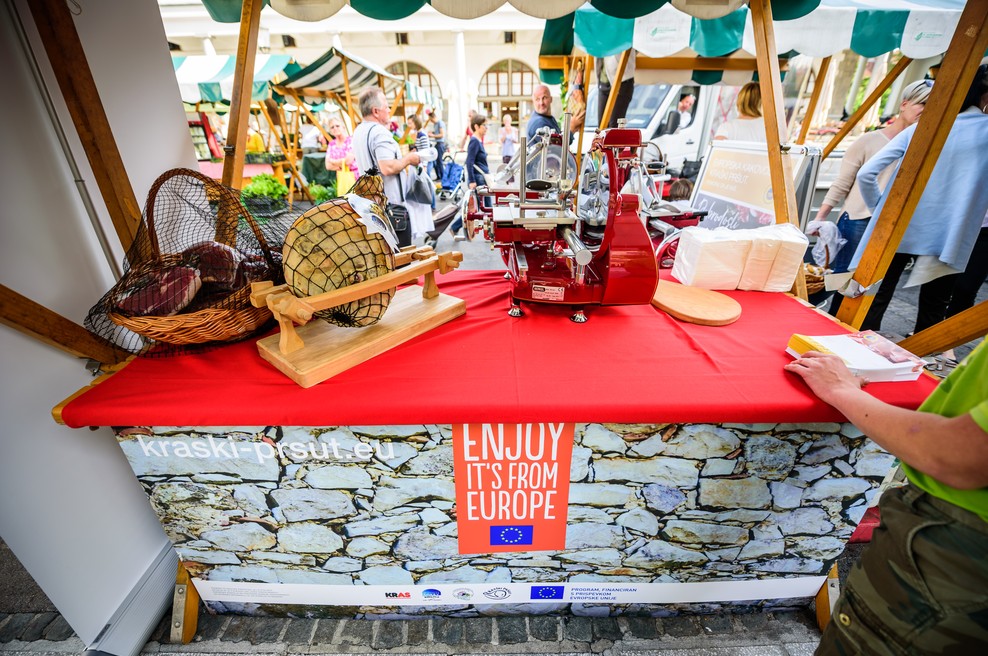 Pridružite se nam na že drugem Festivalu kraškega pršuta na Pogačarjevem trgu (foto: Jure Makovec)