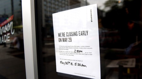 8000 ameriških lokalov Starbucks za nekaj ur zaprli zaradi izobraževanja proti rasizmu