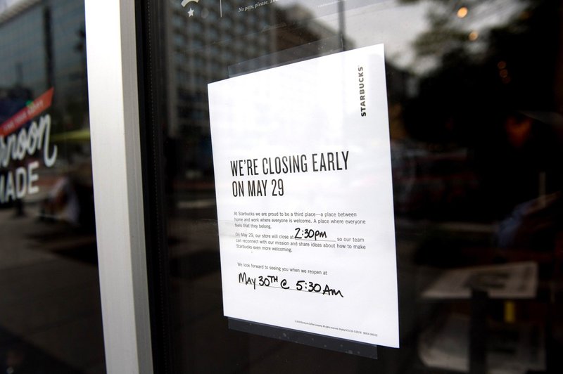 8000 ameriških lokalov Starbucks za nekaj ur zaprli zaradi izobraževanja proti rasizmu (foto: profimedia)
