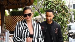 Chrissy Teigen le 14 dni po porodu osupnila z vitko postavo