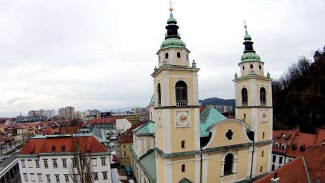 Moški omahnil med plezanjem na ljubljansko stolnico in umrl