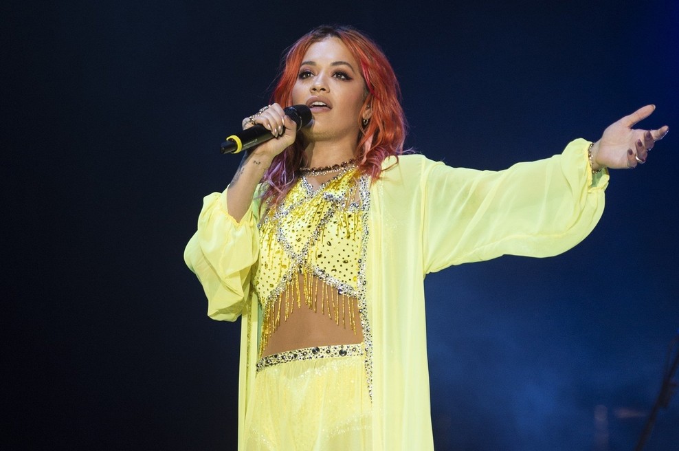 Rita Ora v Tirani s svojo podobo vsem jemala dih (foto: Profimedia)