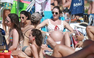Candice Swanepoel pokazala rastoči nosečniški trebušček