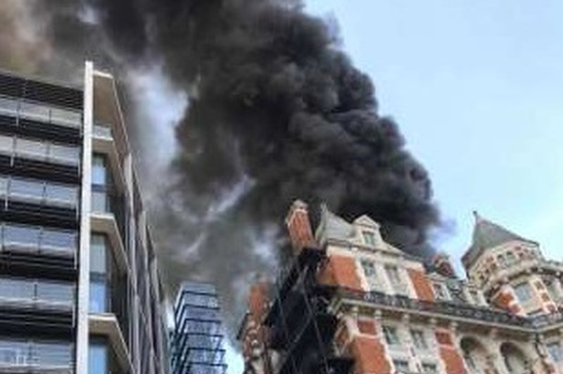 V Londonu izbruhnil velik požar (foto: STA)