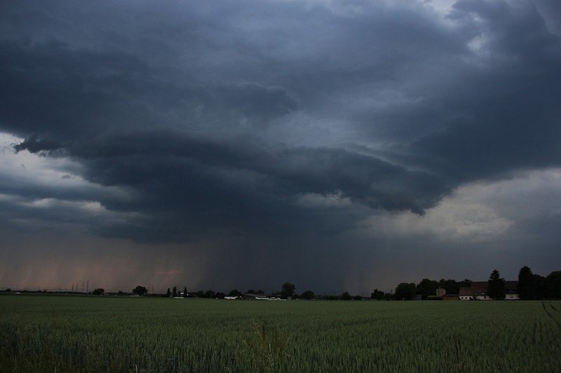 Pozor, še vedno nam grozijo ekstremni vremenski pojavi, napovedane so močnejše nevihte! (foto: Profimedia)