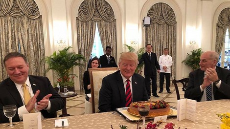 Trumpa je v Singapurju pričakala torta za 72. rojstni dan