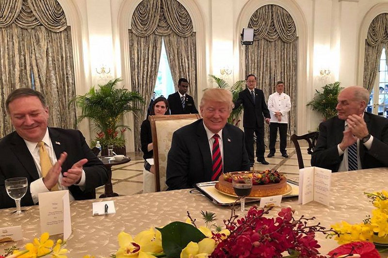 Trumpa je v Singapurju pričakala torta za 72. rojstni dan (foto: profimedia)