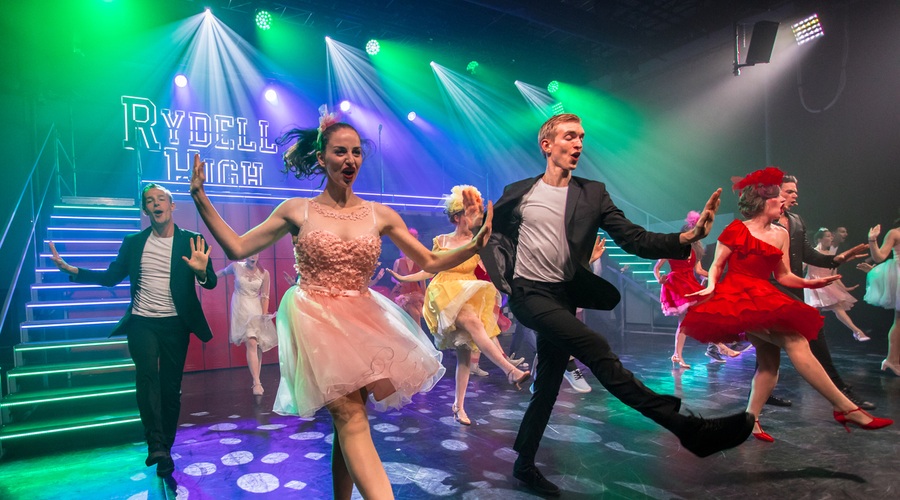 Le še nekaj dni nas loči od premiere muzikala Briljantina! (foto: Matevž Rudl)