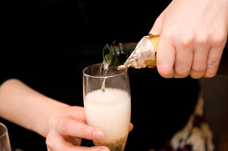 Posledice brexita: britanska veriga pubov bo prenehala točiti francoski šampanjec (foto: Profimedia)