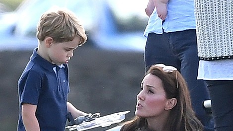 Princ George v rokah držal pištolo, Kate Middleton napadli na družbenih omrežjih