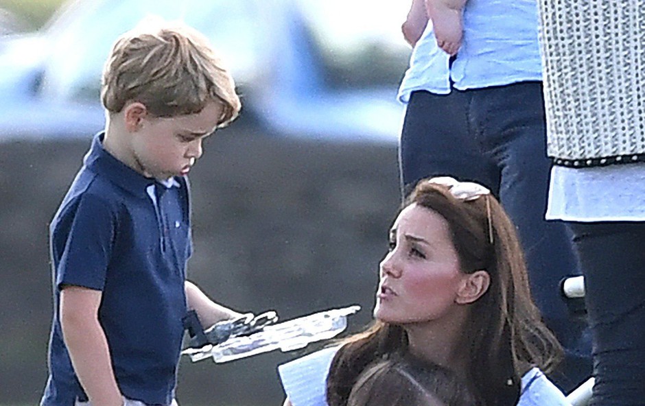 Princ George v rokah držal pištolo, Kate Middleton napadli na družbenih omrežjih (foto: Profimedia)
