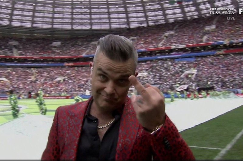Nastop Robbieja Williamsa na SP-ju v Rusiji je minil čisto v njegovem slogu! (foto: Profimedia)