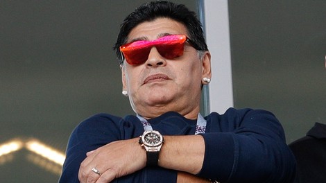 Maradona se je opravičil, ker je na sinočnji tekmi na tribuni kadil cigaro!