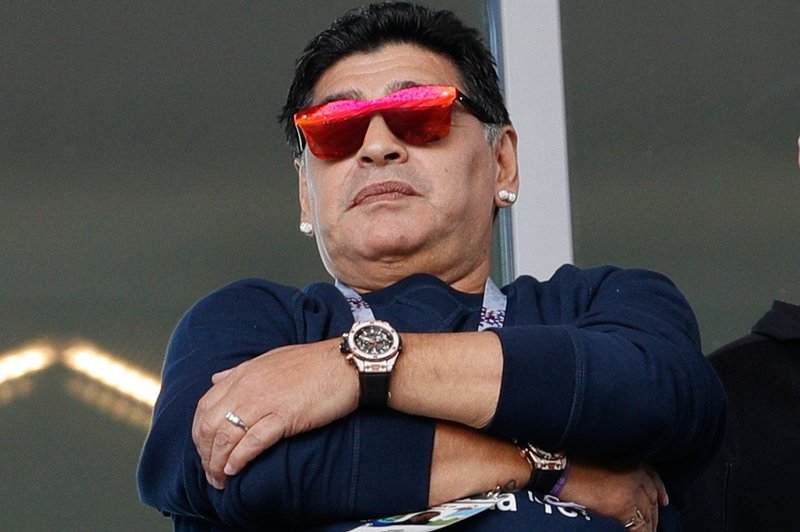 Maradona se je opravičil, ker je na sinočnji tekmi na tribuni kadil cigaro! (foto: profimedia)