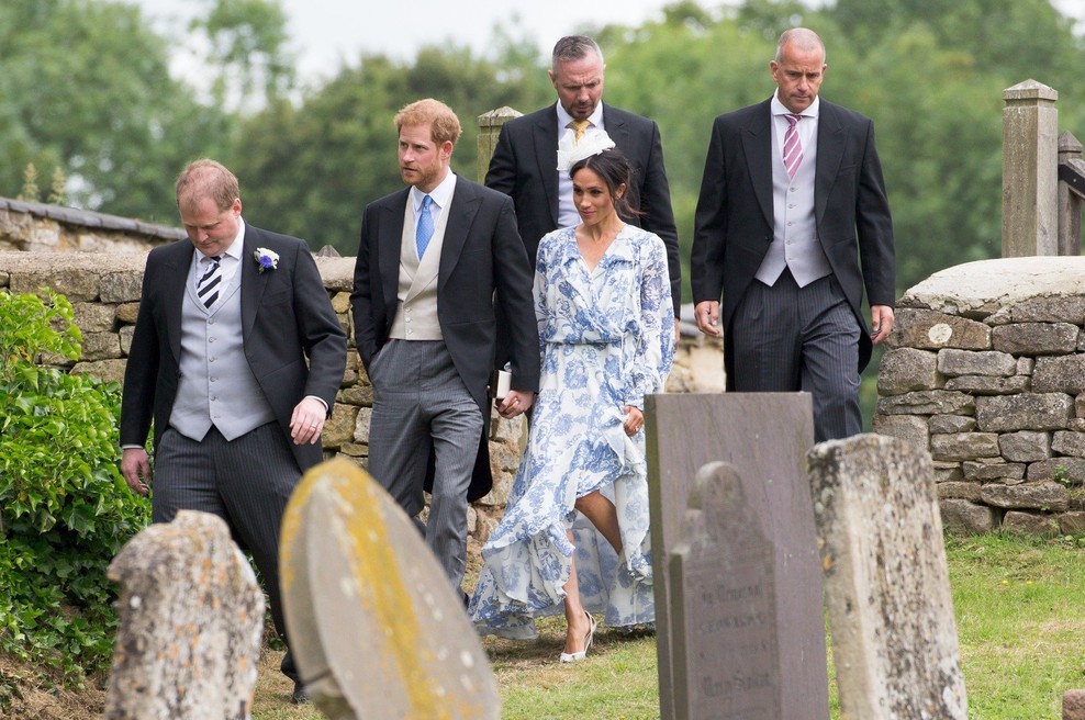 Meghan Markle padala po travi, princ Harry jo je ujel v zadnjem hipu (foto: Profimedia)