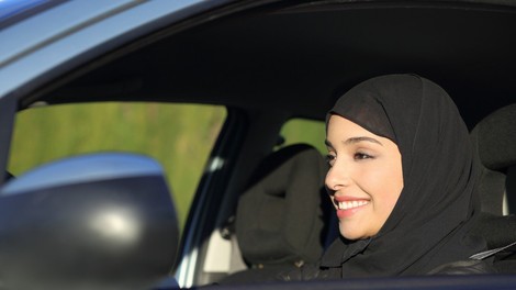 Ženske v Savdski Arabiji po novem lahko vozijo avto, še vedno pa si  ne morejo same izbrati moža!