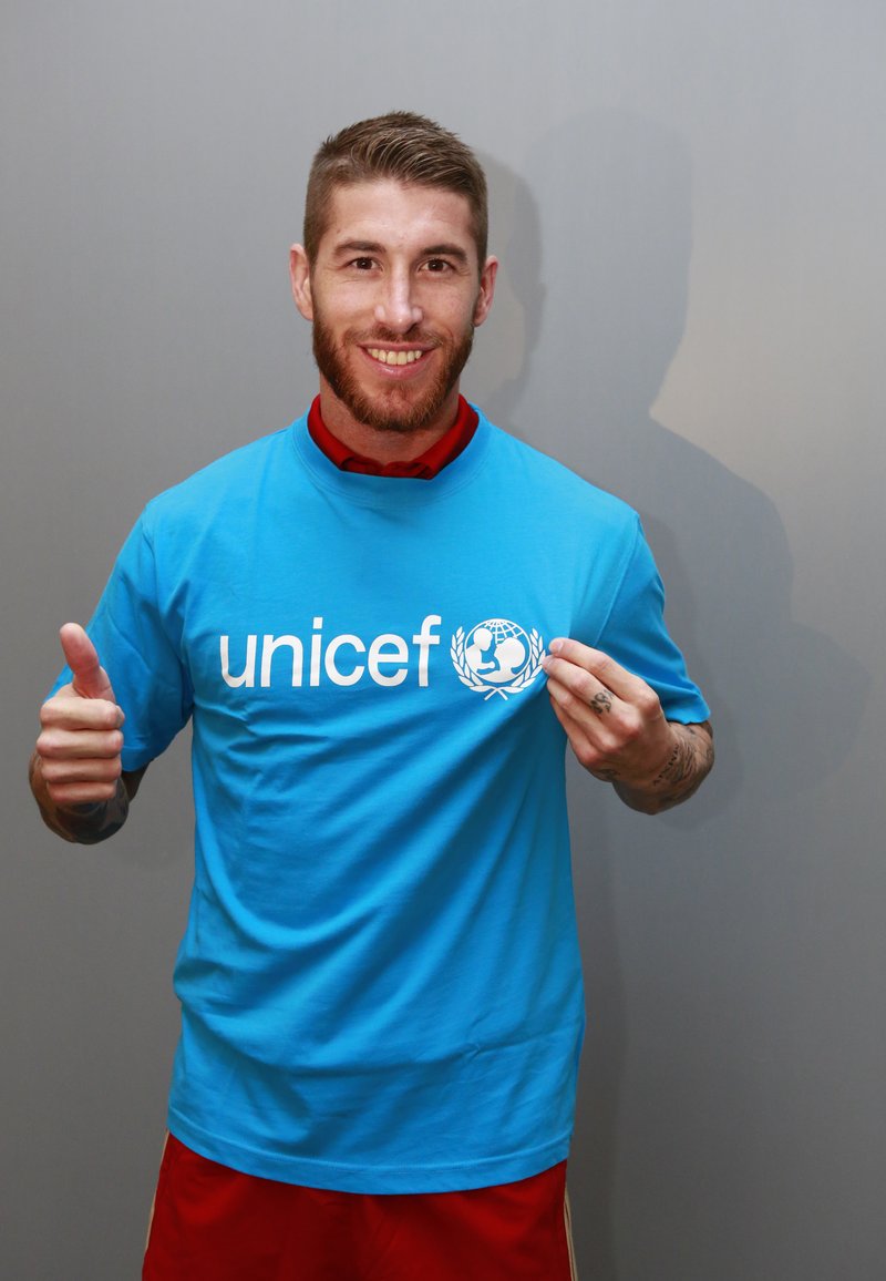 UNICEF-ov ambasador Sergio Ramos presenetil otroke na igrišču (foto: Press)