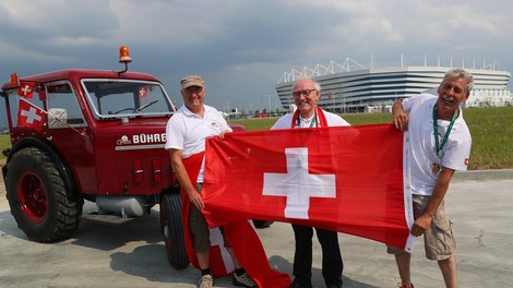 Nogometni navdušenec iz Švice na tekmo v Kaliningrad kar s traktorjem!