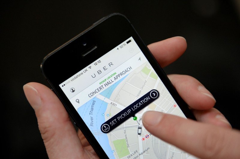 Glede na to, kako držite telefon, lahko aplikacija Uber zazna, če ste vinjeni (foto: Profimedia)