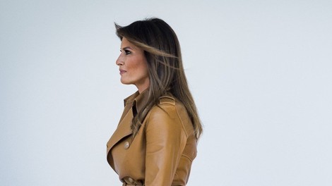 Melania Trump razburja javnost z izbiro jakne, na kateri piše "Res mi je vseeno"!
