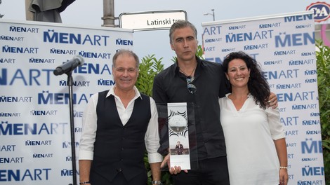 Jan Plestenjak prejel platinasto nagrado za naklado albuma 'Dvigni krila'