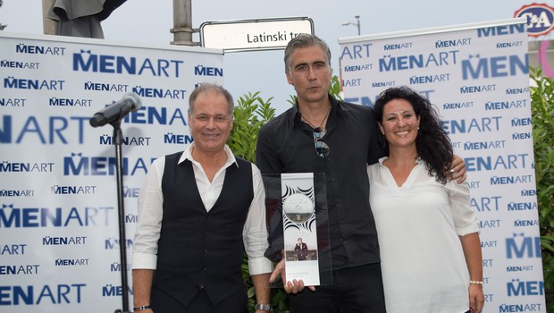Jan Plestenjak prejel platinasto nagrado za naklado albuma 'Dvigni krila' (foto: Bruno Sedevčič)