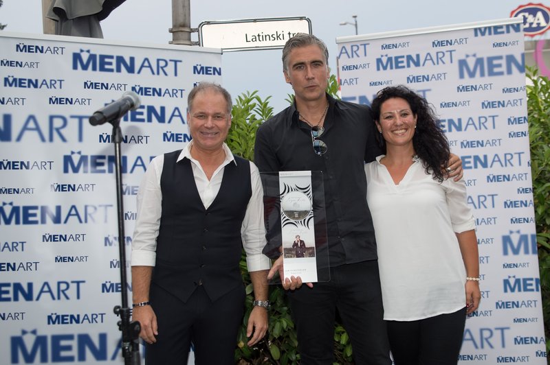 Jan Plestenjak prejel platinasto nagrado za naklado albuma 'Dvigni krila' (foto: Bruno Sedevčič)