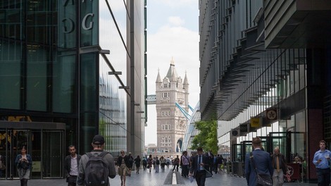 Ker ljudje med hojo gledajo v telefon je znameniti mali kanal v Londonu postal preveč nevaren in ga bodo prekrili