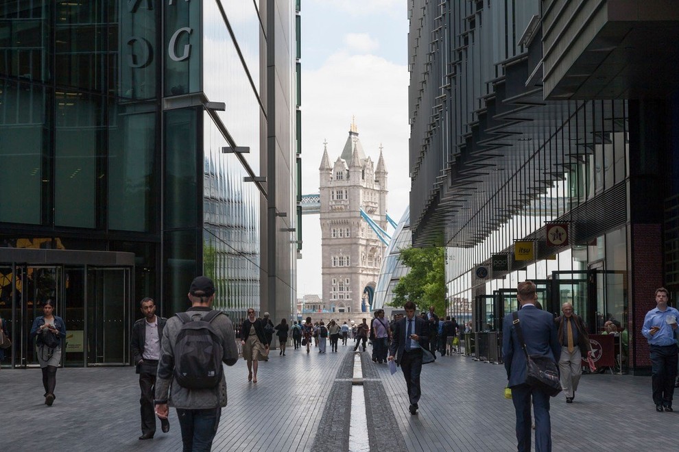 Ker ljudje med hojo gledajo v telefon je znameniti mali kanal v Londonu postal preveč nevaren in ga bodo prekrili