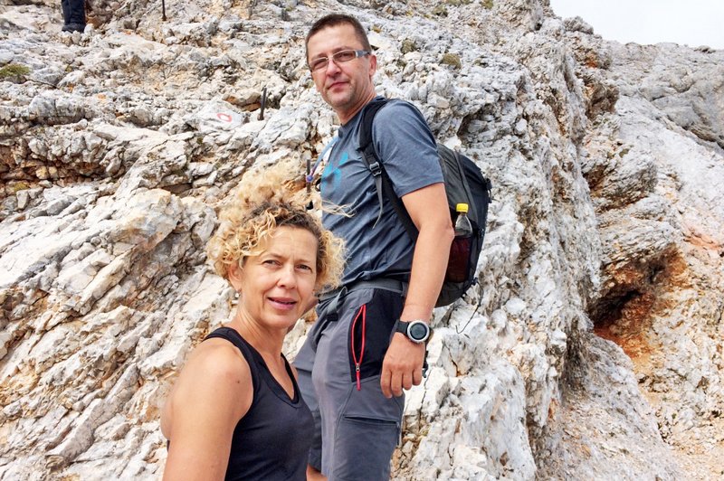 Dr. Samo Rugelj s knjigo o 30-urni poti na vrh Triglava (foto: Primož Predalič, osebni arhiv)