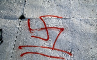 Velenje preplavili plakati z nacističnimi simboli, poroča 24ur.com!