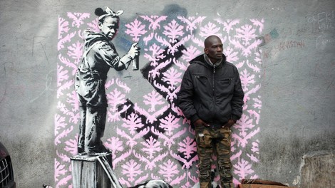 8 grafitov na temo beguncev, za katere pravijo, da jih je v Parizu čez noč naslikal Banksy!