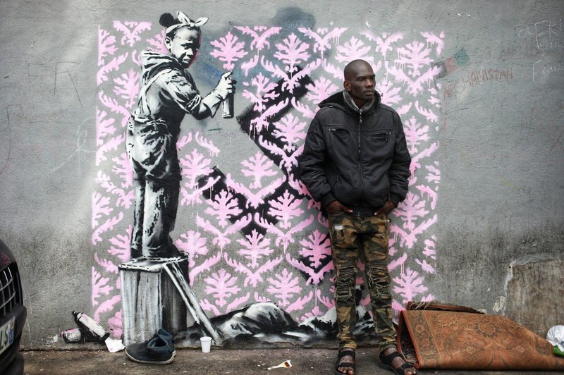 8 grafitov na temo beguncev, za katere pravijo, da jih je v Parizu čez noč naslikal Banksy! (foto: profimedia)