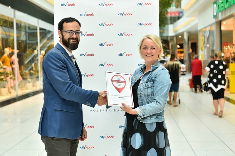 Klavdija Miklavžin Javornik, vodja marketinga v Cityparku, je ponosno prevzela nagrado In Your Pocket za najboljše nakupovalno središče v Sloveniji. (foto: Citypark)