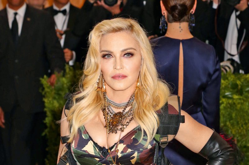 Madonna z drastično spremembo - postala je kratkolasa črnolaska! (foto: Profimedia)