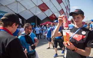 Nogometni navijači izpraznili zaloge moskovskih pivnic! Na poti že 20 vlačilcev iz Avstrije!