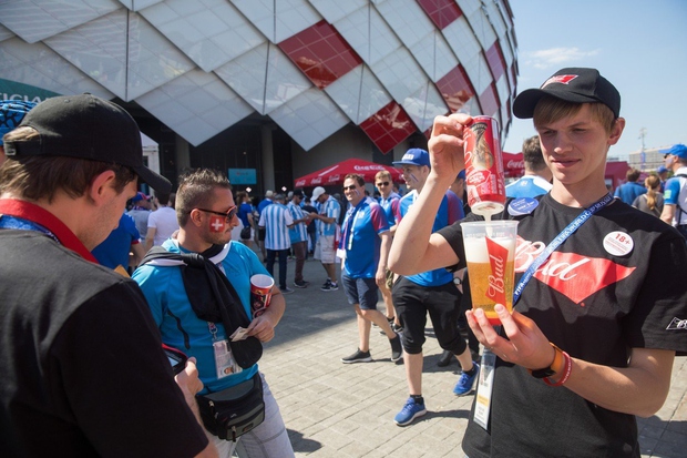 Nogometni navijači izpraznili zaloge moskovskih pivnic! Na poti že 20 vlačilcev iz Avstrije! (foto: profimedia)