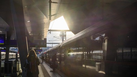 V iztirjenju vlaka v Avstriji več ranjenih